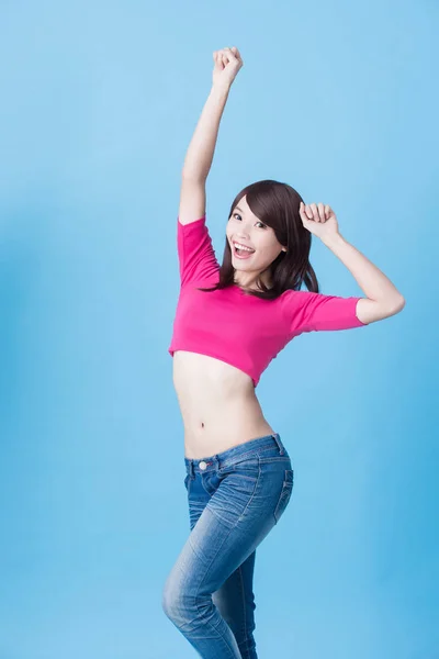 Mujer Sonriendo Felizmente Con Cintura Delgada Fondo Azul — Foto de Stock