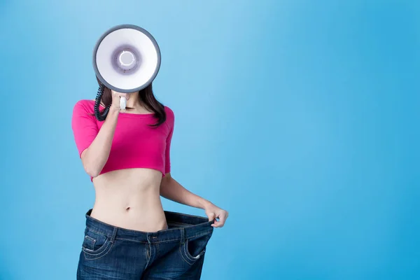 Mulher Com Megafone Mostrando Sua Perda Peso Fundo Azul — Fotografia de Stock