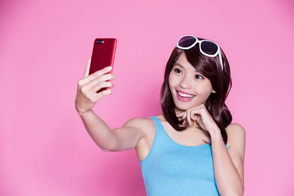 Mujer Tomando Selfie Felizmente Fondo Rosa — Foto de Stock