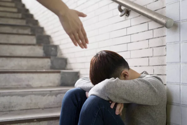 Uomo Depresso Seduto Nel Sottosuolo Mano Che Offre Aiuto — Foto Stock