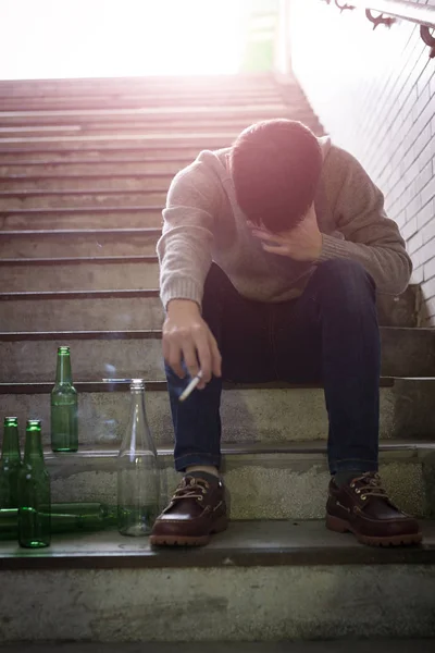 Homem Deprimido Sentado Subsolo Com Cerveja Cigarro — Fotografia de Stock
