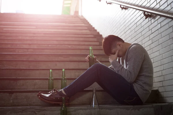 Homem Deprimido Sentindo Chateado Com Problema Alcoolismo — Fotografia de Stock