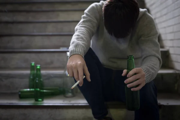 Homme Déprimé Assis Dans Sous Sol Avec Bière Cigarette — Photo