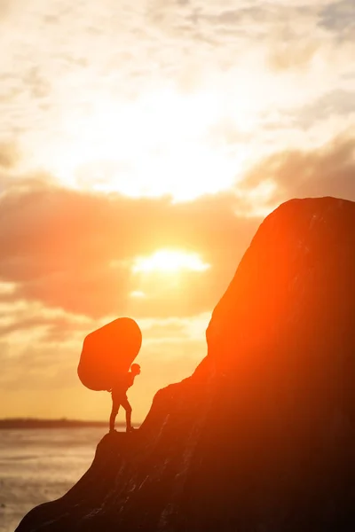 Silueta Del Hombre Con Escalada Piedra Montaña Atardecer —  Fotos de Stock