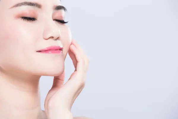 Mujer Con Los Ojos Cerrados Tocando Cara Fondo Gris — Foto de Stock