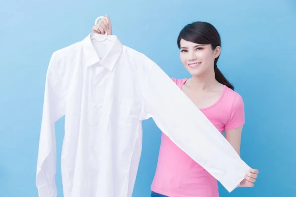 Woman Holding Clean Shirt Blue Background — Stock Photo, Image