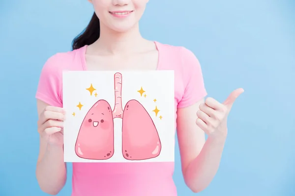 健康肺广告牌和拇指在蓝色背景的妇女 — 图库照片