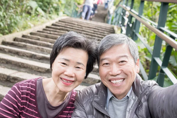 Gammelt Par Som Tar Selfie Lykkelig Parken – stockfoto