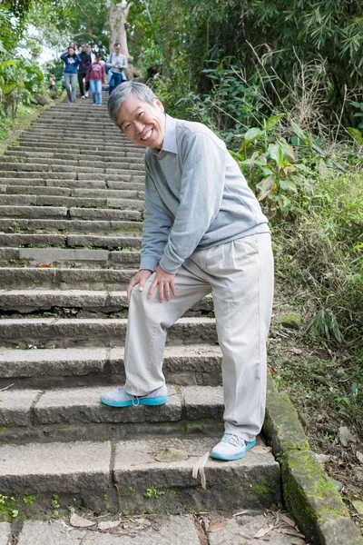 Alter Mann Mit Knieproblemen Klettert — Stockfoto