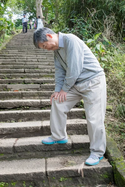 Alter Mann Mit Knieproblemen Klettert — Stockfoto