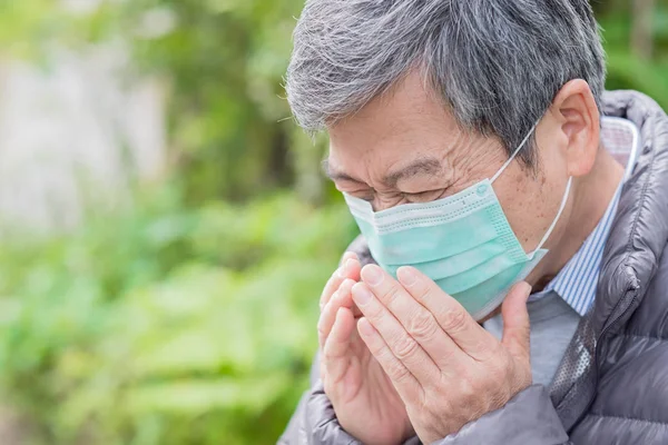 Oude Man Kreeg Koud Dragen Masker Buitenshuis — Stockfoto