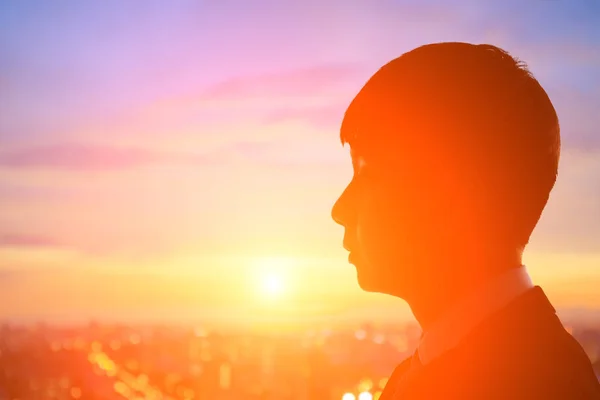 Silueta Hombre Negocios Buscar Algún Lugar Con Puesta Sol —  Fotos de Stock