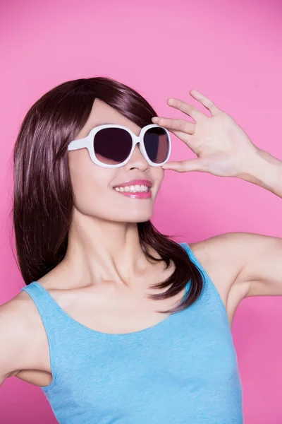 Woman Wearing Sunglasses Smiling Pink Background — Stock Photo, Image