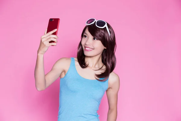 Kobieta Biorąc Selfie Szczęśliwie Różowym Tle — Zdjęcie stockowe
