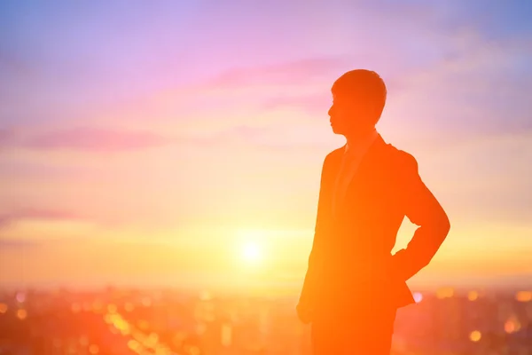 Silhouet Van Zakenman Zoek Ergens Bij Zonsondergang — Stockfoto