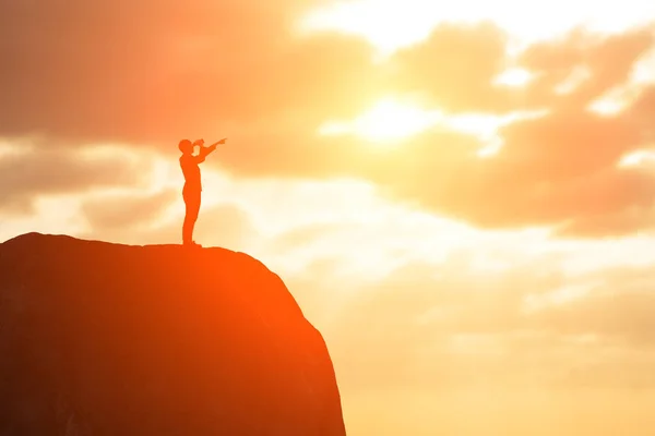 Silhouet Van Zakenman Met Telescoop Met Iets Berg — Stockfoto