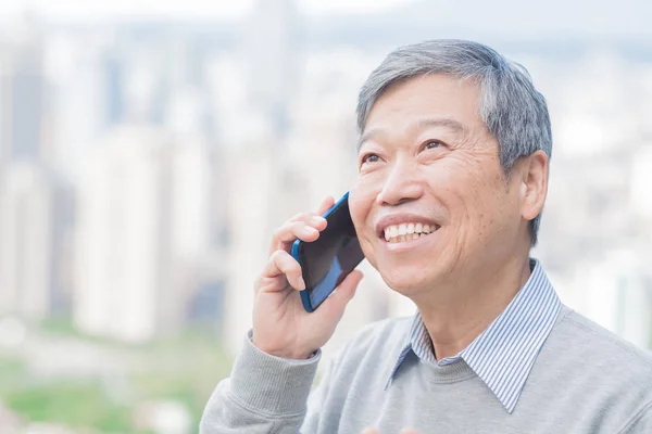 Alter Mann Telefoniert Taipeh — Stockfoto