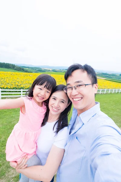 Família Tomando Selfie Feliz Hokkaido Girassóis — Fotografia de Stock