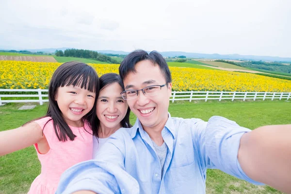 Família Tomando Selfie Feliz Hokkaido Girassóis — Fotografia de Stock
