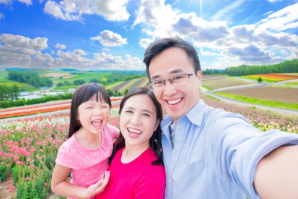 Família Tomando Selfie Feliz Flores Fundo — Fotografia de Stock