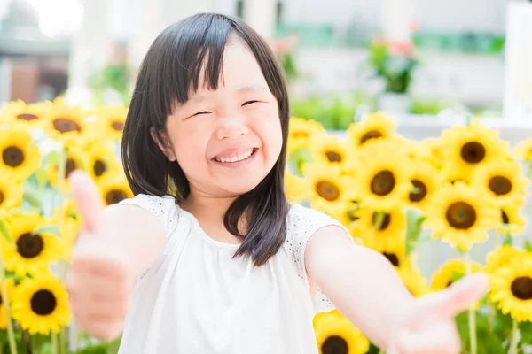 Roztomilá Dívka Thumbs Šťastně Pozadí Slunečnice — Stock fotografie