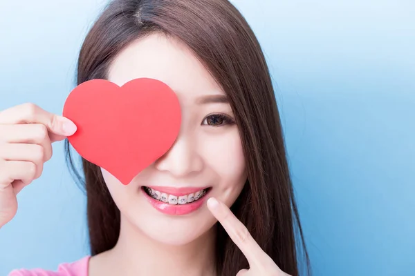 Woman Wearing Braces Holding Heart Blue Background — Stock Photo, Image