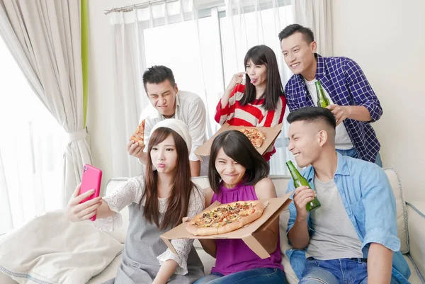 Jovens Comendo Pizza Tirando Selfie Feliz Festa — Fotografia de Stock