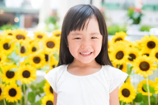 Bonito Menina Sorrindo Feliz Girassóis Fundo — Fotografia de Stock