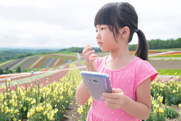 Menina Bonito Com Telefone Olhando Algum Lugar Com Bela Paisagem — Fotografia de Stock