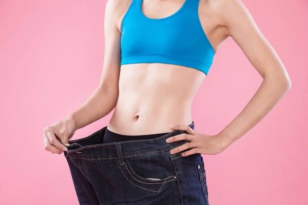 Frau Zeigt Ihren Gewichtsverlust Auf Rosa Hintergrund — Stockfoto