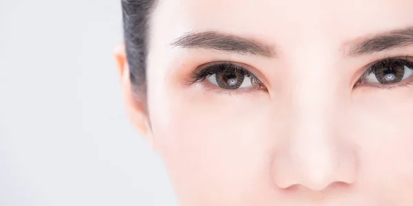 Primer Plano Hermosos Ojos Mujer Sobre Fondo Gris — Foto de Stock