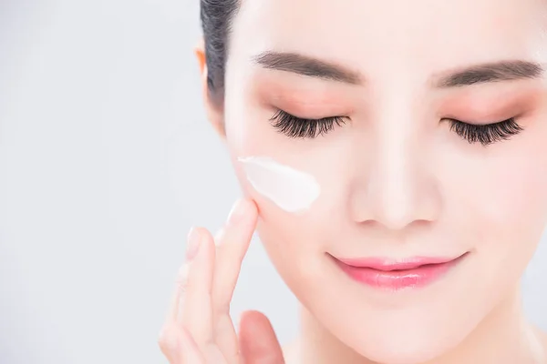 Mujer Aplicando Crema Belleza Cuidado Piel Concepto — Foto de Stock