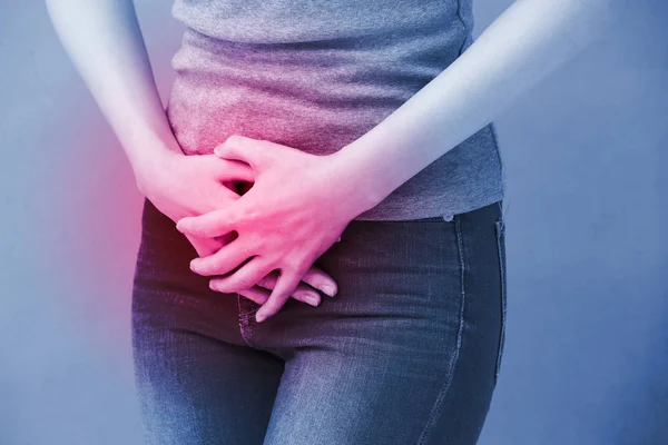 Frau Mit Bauchschmerzen Auf Blauem Hintergrund — Stockfoto