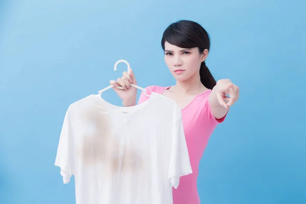 Woman Wijzend Met Vuile Shirt Blauwe Achtergrond — Stockfoto