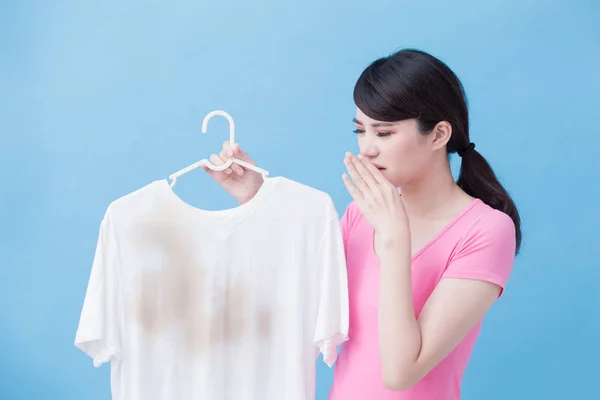 Mulher Cheirando Camisa Suja Fundo Azul — Fotografia de Stock