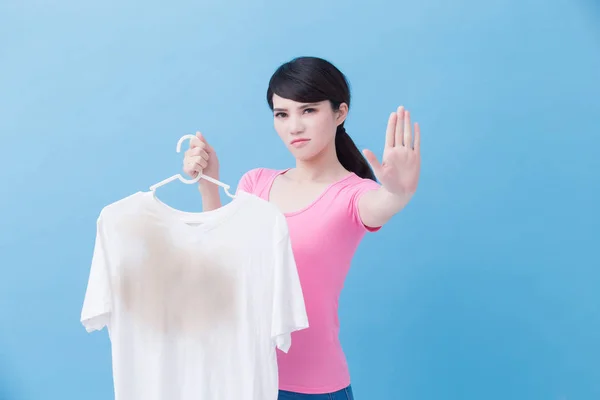 Mulher Com Gesto Stop Segurando Camisa Suja Fundo Azul — Fotografia de Stock