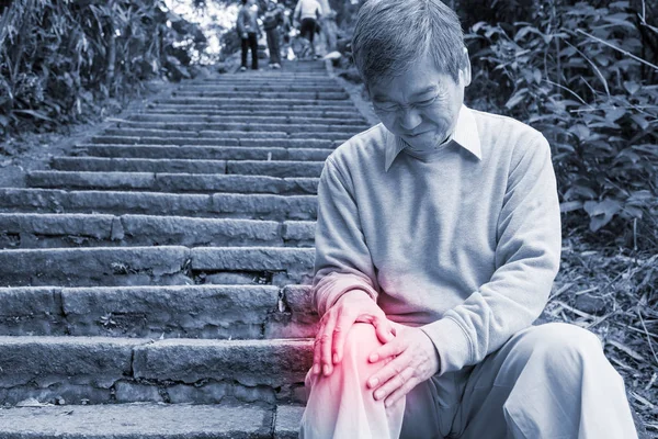 Oude Man Met Knie Probleem Berg — Stockfoto