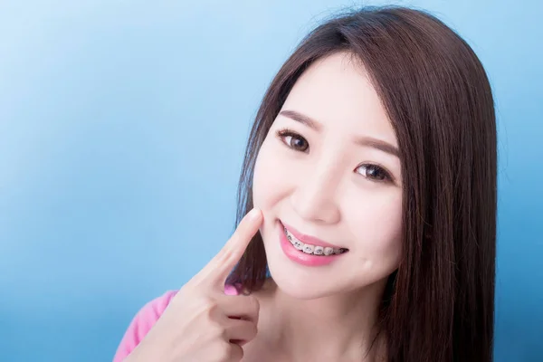 Mujer Tocándose Cara Sonriendo Felizmente Sobre Fondo Azul — Foto de Stock