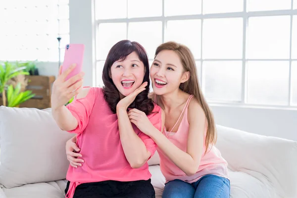 Filha selfie com sua mãe — Fotografia de Stock
