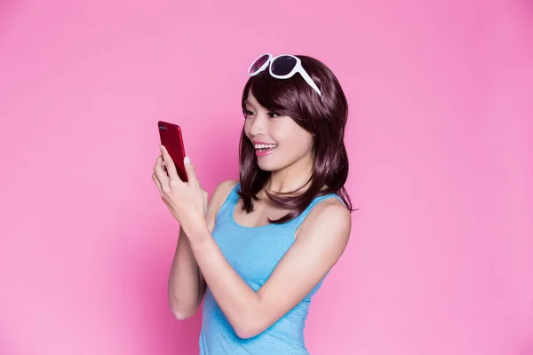 Mujer Tomando Selfie Felizmente Fondo Rosa — Foto de Stock