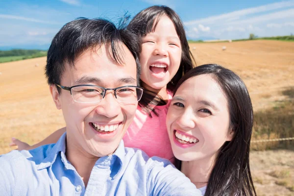 Asiático Família Tomando Selfie Feliz — Fotografia de Stock