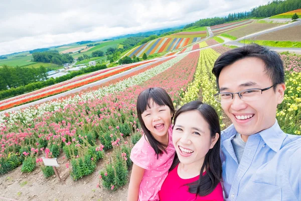 Família Tomando Selfie Feliz Flores Fundo — Fotografia de Stock