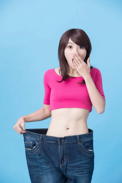 Aziatische Vrouw Toont Haar Gewichtsverlies Blauwe Achtergrond — Stockfoto