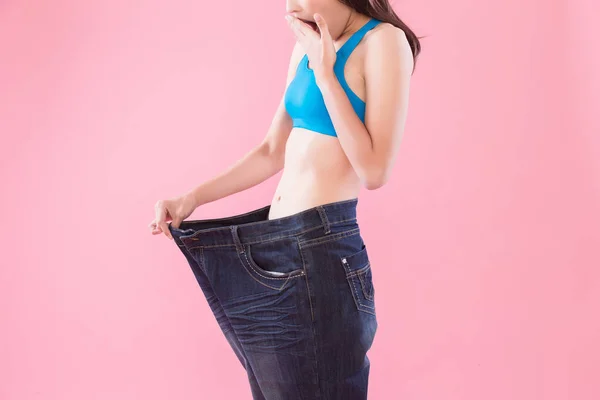 Překvapená Žena Ukazuje Její Úbytek Hmotnosti Růžovém Pozadí — Stock fotografie
