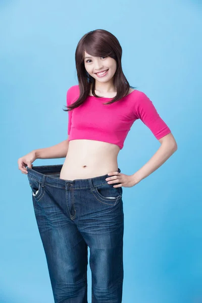 Lachende Vrouw Toont Haar Gewichtsverlies Blauwe Achtergrond — Stockfoto