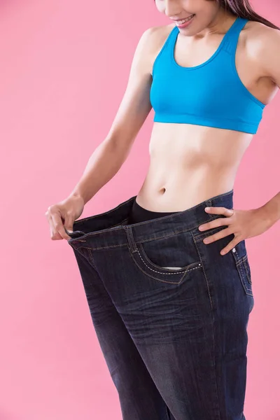 Vrouw Haar Gewichtsverlies Waarop Roze Achtergrond — Stockfoto
