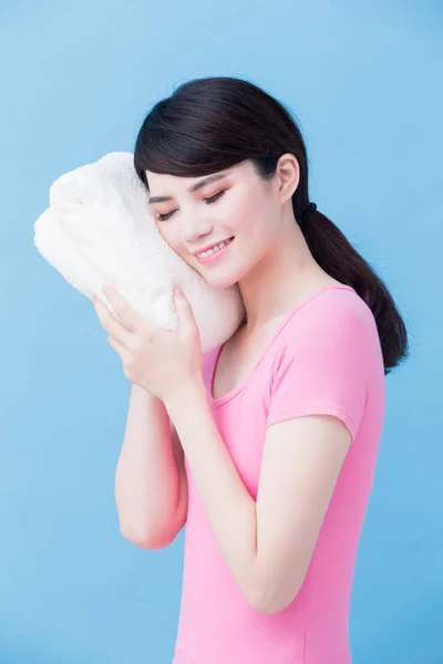 Woman Clean Towels Blue Background — Stock Photo, Image