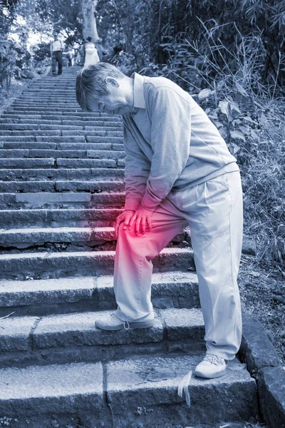 Oude Man Met Knie Probleem Berg — Stockfoto