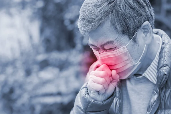 Old Man Got Cold Wearing Mask Outdoors — Stock Photo, Image