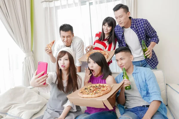 Giovani Mangiare Pizza Prendere Selfie Felicemente Sulla Festa — Foto Stock